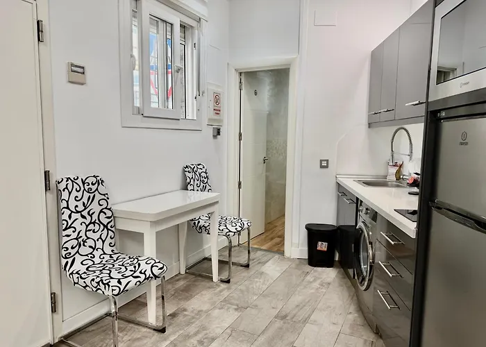 A8 - En La Carihuela, 2 Dormitorios, Wifi, A 100 Metros De La Playa Apartamento